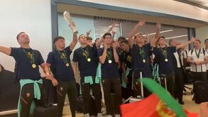 Sub-19 de Portugal recebidos em festas no aeroporto após conquista do Europeu de futsal