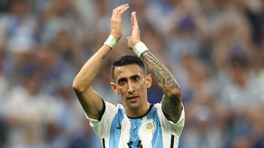 Di María capitão e Otamendi também no onze da Argentina frente à Bolívia