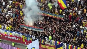 Roménia-Kosovo interrompido após ultras romenos mostrarem esta tarja