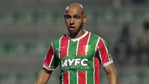 Mansur treina limitado