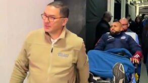 Arturo Vidal de maca a caminho da ambulância após sofrer lesão grave