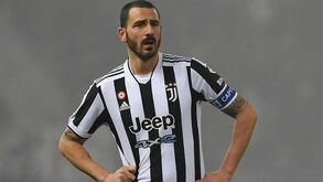Mulher de Bonucci escreve carta de despedida à Juventus: «Nem sequer um mísero último abraço?»