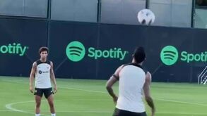 Como receber e passar sem deixar cair a bola: João Félix, Cancelo e Lewandowski dão lição no treino do Barça