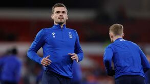 Defesa do Nottingham Forest suspenso por cinco meses após violar regras de apostas por... 375 vezes