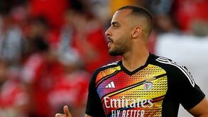 Arthur Cabral luta para voltar à titularidade