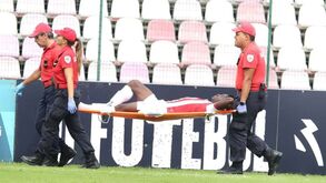 Mozino operado à fratura do perónio da perna esquerda