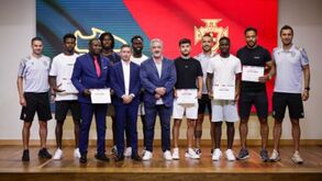 Jogadores receberam diplomas do curso de arbitragem na Cidade do Futebol 