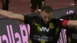 Benzema marca de todas as formas... até mesmo com o joelho