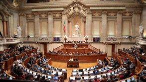 Parlamento aprova pesar pelas mortes de Herlânder Ribeiro e António Manso