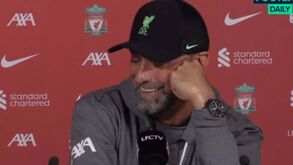 Klopp ri-se quando questionado sobre futuro de Mo Salah: «Não podes perguntar isso em dezembro?»