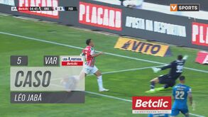 Árbitro marcou penálti contra o FC Porto mas reverteu decisão no VAR