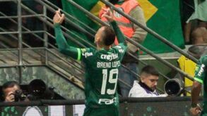 Polémica no Palmeiras: Breno Lopes marca nos descontos e mostra dedo do meio aos adeptos do clube