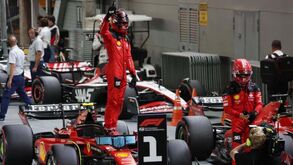 Carlos Sainz garante pole position para o GP de Singapura em mais um dia 'não' para a Red Bull