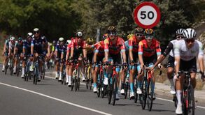 Insólito: jovem não conseguia entrar em casa e foi salvo... pelos comentadores da Vuelta