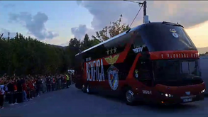 O momento da chegada do autocarro do Benfica a Vizela