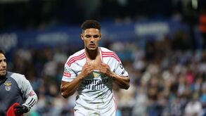 Bah quase marcou, foi atingido por João Mário e acabou com sangue na camisola