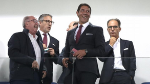 Rui Costa muito saudado na chegada à tribuna presidencial do estádio do Vizela