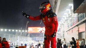 Carlos Sainz vence em Singapura o Grande Prémio mais empolgante da temporada