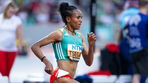 Tsegay bate recorde mundial dos 5.000 metros e Ingebrigtsen quebra dois máximos europeus em... 24 horas