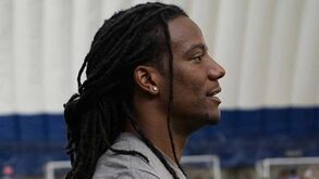 Está desaparecido depois da morte da mãe e vizinho relata: «Fez uma fogueira para queimar a roupa dela»