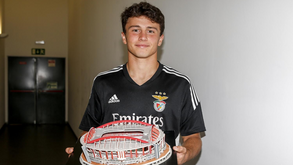 João Neves já tem o Puzzle 3D do Estádio da Luz: «É um orgulho jogar aqui»