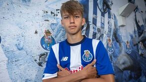 Jovem ucraniano refugiado da guerra assina contrato de formação com FC Porto