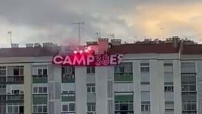 Adeptos do Benfica erguem tarja fora do estádio e portistas reagem com cânticos
