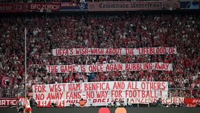 Adeptos do Bayern visam UEFA em tarja com referência também ao Benfica