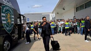 Sporting recebido por mais de uma centena de adeptos no regresso a Portugal depois da vitória na Áustria 