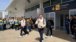 Equipa do Sporting recebida em festa no Aeroporto de Beja