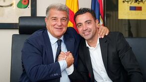 Oficial: Xavi renova contrato com o Barcelona 