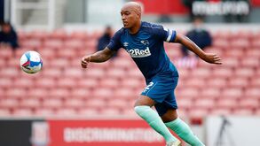 Ex-Liverpool regressa ao futebol na 6.ª divisão inglesa três anos depois de ter sido esfaqueado