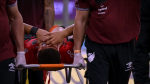 Vítor Roque deixa relvado em lágrimas após sofrer lesão