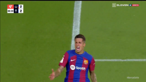 João Cancelo em grande: primeiro assistiu e depois completou reviravolta do Barcelona