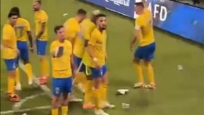 Atiraram um chinelo da bancada e Otávio... fez isto