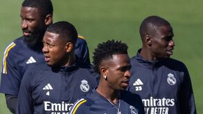 Vinícius pronto para o dérbi