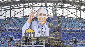 Papa encheu o Stade Vélodrome e até teve direito a uma tarja gigante da claque do Marselha