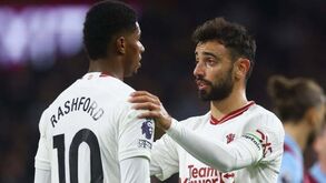 Rashford sofre acidente depois do jogo com o Burnley e Bruno Fernandes pára para ajudar