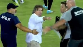 Empurrões e... vermelho: Sá Pinto expulso em confusão ao intervalo do Anorthosis-APOEL Nicosia