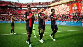 Bayer Leverkusen triunfa e mantém-se 'colado' ao líder Bayern Munique