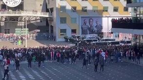 Polícia usa cavalos para dispersar adeptos de Ajax e Feyenoord no exterior do estádio 