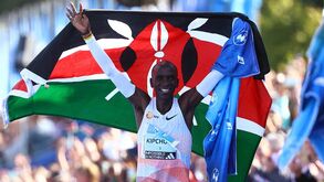Eliud Kipchoge vence Maratona de Berlim mas fica longe do recorde mundial