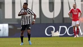 Jasper fintou três do Benfica e Hélio Varela marcou para o Portimonense