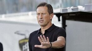 Roger Schmidt faz gestão e contraria hábito