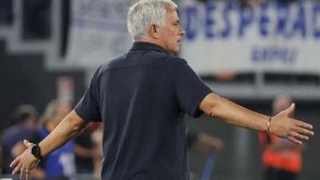 Mourinho crítico com relvado: «Olímpico de Roma parece uma passerelle comparado a isto»