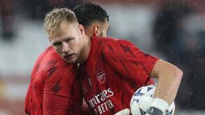 Pai de guarda-redes do Arsenal diz que Carragher 