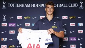 Tottenham contrata central de 16 anos ao Hajduk Split