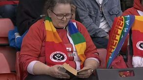 A imagem do fim de semana: Sheffield United a ser goleado e adepta ficou na bancada... a ler um livro
