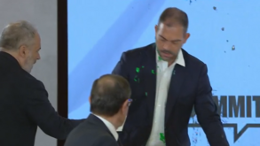 O momento em que o ministro do Ambiente é atacado com tinta verde em conferência da CNN Portugal