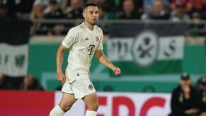 Bayern Munique goleia na estreia de Raphaël Guerreiro e avança na Taça da Alemanha